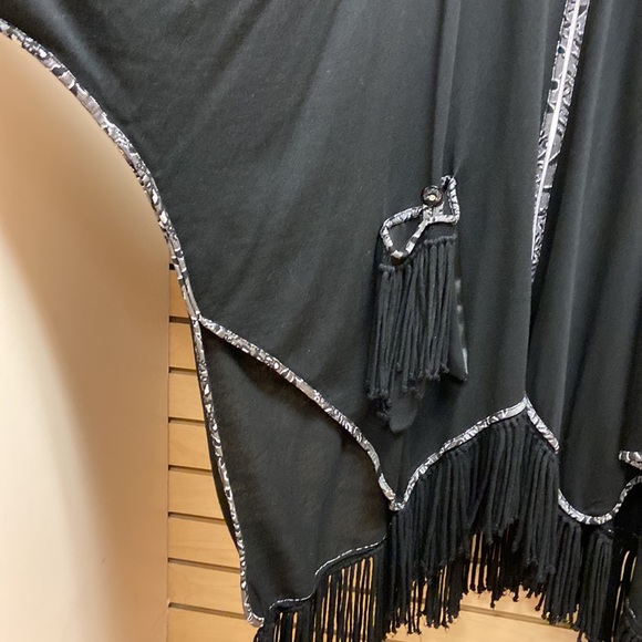 Max Live women poncho size Large but it can go higher - Picture 4 of 9